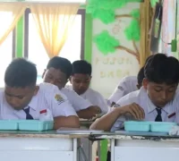 Siswa SMP di Singkawang menikmati Program Makan Bergizi Gratis dengan menu higienis Siswa SMP di Singkawang menikmati Program Makan Bergizi Gratis dengan menu higienis. (MC Singkawang)