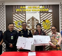 Wali Kota Tjhai Chui Mie menandatangani hibah tanah untuk pembangunan Kantor Bea dan Cukai di Singkawang Wali Kota Tjhai Chui Mie menandatangani hibah tanah untuk pembangunan Kantor Bea dan Cukai di Singkawang