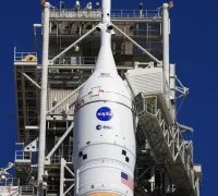 Peluncuran kapsul Orion dalam misi Artemis 2 menuju orbit Bulan.