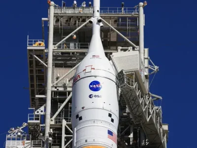 Peluncuran kapsul Orion dalam misi Artemis 2 menuju orbit Bulan.