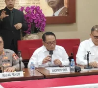 Petugas Polri menangani penyidikan kasus korupsi PLTU Kalbar. (Tribratanews.polri.go.id)