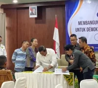MoU Bawaslu Kota Singkawang Penandatanganan MoU antara Bawaslu Singkawang dengan perguruan tinggi dan instansi pemerintah dalam penguatan pengawasan partisipatif Pemilu. (MC Singkawang)