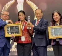 Wali Kota Singkawang Tjhai Chui Mie menerima penghargaan ABDI Gov AI 2025 atas inovasi Smart City dan pemanfaatan teknologi AI dalam layanan publik. (MC Singkawang)