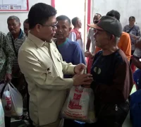 Bupati Sambas H. Satono meninjau Operasi Pasar Murah di Kecamatan Sajingan Besar. (MC Sambas)
