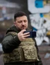 Presiden Ukraina Volodymyr Zelensky mengenakan rompi antipeluru saat mengunjungi garis depan di Kupiansk. (X/@Ukraina)