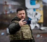Presiden Ukraina Volodymyr Zelensky mengenakan rompi antipeluru saat mengunjungi garis depan di Kupiansk. (X/@Ukraina)