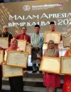Kepala Disdikbud Singkawang Asmadi menerima penghargaan BPMP Award 2025 sebagai daerah dengan raihan terbanyak di Kalimantan Barat. (Mc Singkawang)