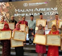 Kepala Disdikbud Singkawang Asmadi menerima penghargaan BPMP Award 2025 sebagai daerah dengan raihan terbanyak di Kalimantan Barat. (Mc Singkawang)