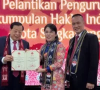 Wali Kota Singkawang Tjhai Chui Mie saat pengukuhan pengurus PERHAKIN Singkawang periode 2025–2030. (MC Singkawang)