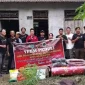 YPBM dan Perkumpulan Hakka Singkawang menyalurkan bantuan sembako kepada warga Nyarumkop. (MC Singkawang)