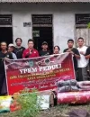 YPBM dan Perkumpulan Hakka Singkawang menyalurkan bantuan sembako kepada warga Nyarumkop. (MC Singkawang)