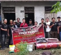 YPBM dan Perkumpulan Hakka Singkawang menyalurkan bantuan sembako kepada warga Nyarumkop. (MC Singkawang)