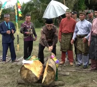 Wakil Bupati Sambas Heroaldi Djuhardi Alwi membuka Festival Sagu Desa Sebangun. (MC sambas)