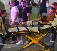 Polisi mengevakuasi korban penembakan teror di Bondi Beach Sydney Australia. (Foto AP/Mark Baker)