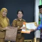 Wali Kota Singkawang Tjhai Chui Mie menyerahkan SK dan piagam penghargaan kepada PNS purna tugas tahun 2025. (MC Singkawang)