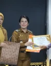 Wali Kota Singkawang Tjhai Chui Mie menyerahkan SK dan piagam penghargaan kepada PNS purna tugas tahun 2025. (MC Singkawang)