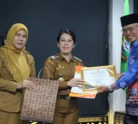 Wali Kota Singkawang Tjhai Chui Mie menyerahkan SK dan piagam penghargaan kepada PNS purna tugas tahun 2025. (MC Singkawang)