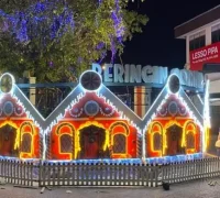 Dekorasi sayap malaikat di gerbang utama Singkawang Christmas Day 2025. (MC singkawang)