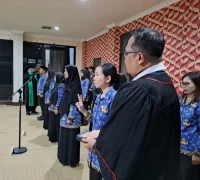 Wali Kota Singkawang, Tjhai Chui Mie, melantik pejabat fungsional baru di Ruang Transit Kantor Wali Kota. (MC Singkawang)