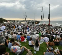 Warga Australia menggelar aksi lilin serentak mengenang korban teror penembakan massal di Pantai Bondi. (Dok. AFP)