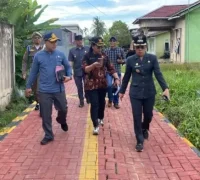 Wali Kota Singkawang Tjhai Chui Mie meninjau pembangunan jalan lingkungan berpaving di Kecamatan Singkawang Tengah. (Dok. MC Singkawang)