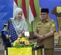 Wakil Bupati Sambas dan Ketua GOW saat prosesi pemotongan tumpeng Hari Ibu ke-97 di Aula Kantor Bupati. (MC Sambas)