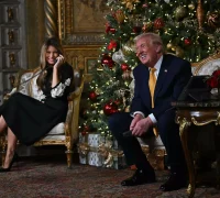 Donald Trump merayakan Malam Natal 2025 di Mar-a-Lago dengan menyapa anak-anak lewat NORAD sambil melontarkan gurauan politik khasnya. (Dok. AFP)
