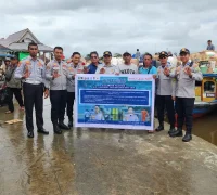 Petugas Dishub Sambas memeriksa kelayakan kapal dan alat keselamatan pelayaran jelang Nataru 2025–2026. (Dok. Dishub Sambas)