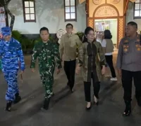 Wali Kota Singkawang Tjhai Chui Mie meninjau keamanan ibadah malam Natal di gereja. (Foto: MC Singkawang)