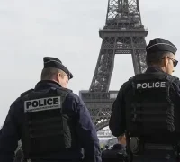 Petugas keamanan berjaga di stasiun metro Paris setelah insiden penikaman. (Foto AFP)