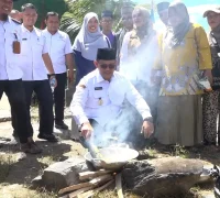 Wakil Bupati Sambas Heroaldi Djuhardi Alwi menghadiri tradisi Nungas Taon di Desa Gelik. (MC Sambas)