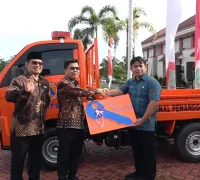 Bupati Sambas H. Satono menyerahkan kendaraan operasional baru kepada BPBD Kabupaten Sambas usai Apel Gabungan awal tahun 2026. (Dok. MC Sambas)