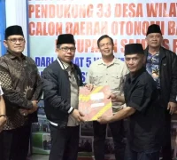 Penyerahan dokumen pembentukan DOB Kabupaten Sambas Pesisir dari Panitia CDOB kepada Bupati Sambas di Pemangkat. (MC Sambas)