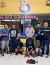 Polisi Polres Kayong Utara menunjukkan barang bukti kasus pencurian di Sukadana. (Polres Kayong Utara)