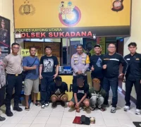 Polisi Polres Kayong Utara menunjukkan barang bukti kasus pencurian di Sukadana. (Polres Kayong Utara)