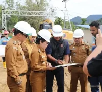 Wali Kota Singkawang Tjhai Chui Mie meninjau lokasi pembangunan Sekolah Rakyat di Singkawang Selatan. (Dok. MC Singkawang)