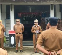 Wali Kota Singkawang Tjhai Chui Mie memimpin apel gabungan awal tahun 2026 di Kelurahan Sagatani. (Dok. MC Singkawang)