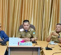 Bupati Kayong Utara Romi Wijaya memimpin pertemuan dengan PLN membahas perluasan akses listrik desa terpencil. (Dok. MC KKU)