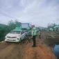 Polisi mengatur lalu lintas di Jembatan Gunung Lalang yang rusak parah. (Dok. Polres KKU)