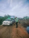 Polisi mengatur lalu lintas di Jembatan Gunung Lalang yang rusak parah. (Dok. Polres KKU)