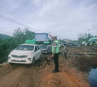 Polisi mengatur lalu lintas di Jembatan Gunung Lalang yang rusak parah. (Dok. Polres KKU)