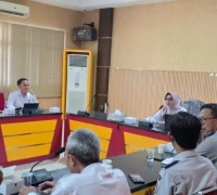 Rapat koordinasi Bapenda, Dishub, Satpol PP, dan Dispar Kota Singkawang membahas penertiban tarif parkir wisata di Kantor Bapenda Singkawang. (MC Singkawang)