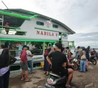 Warga Kayong Utara menggunakan transportasi sungai akibat jalan darat berlumpur. (PPID KKU)