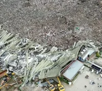 Tumpukan sampah runtuh di TPS Binaliw, Cebu, Filipina. (Dok. AFP)