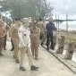 Bupati Sambas Satono bersama Wakil Bupati Heroaldi meninjau abrasi pantai di Desa Matang Danau, Kecamatan Paloh. (MC Sambas)