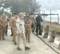 Bupati Sambas Satono bersama Wakil Bupati Heroaldi meninjau abrasi pantai di Desa Matang Danau, Kecamatan Paloh. (MC Sambas)
