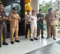 Bupati Sambas Satono bersama Wakil Bupati Heroaldi meresmikan gedung baru Puskesmas Pimpinan di Desa Pipit Teja, Teluk Keramat. (MC Sambas)