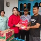 Wali Kota Singkawang Tjhai Chui Mie menyerahkan bantuan sembako kepada korban kebakaran di Kelurahan Sijangkung.