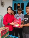 Wali Kota Singkawang Tjhai Chui Mie menyerahkan bantuan sembako kepada korban kebakaran di Kelurahan Sijangkung.