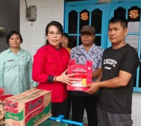 Wali Kota Singkawang Tjhai Chui Mie menyerahkan bantuan sembako kepada korban kebakaran di Kelurahan Sijangkung.